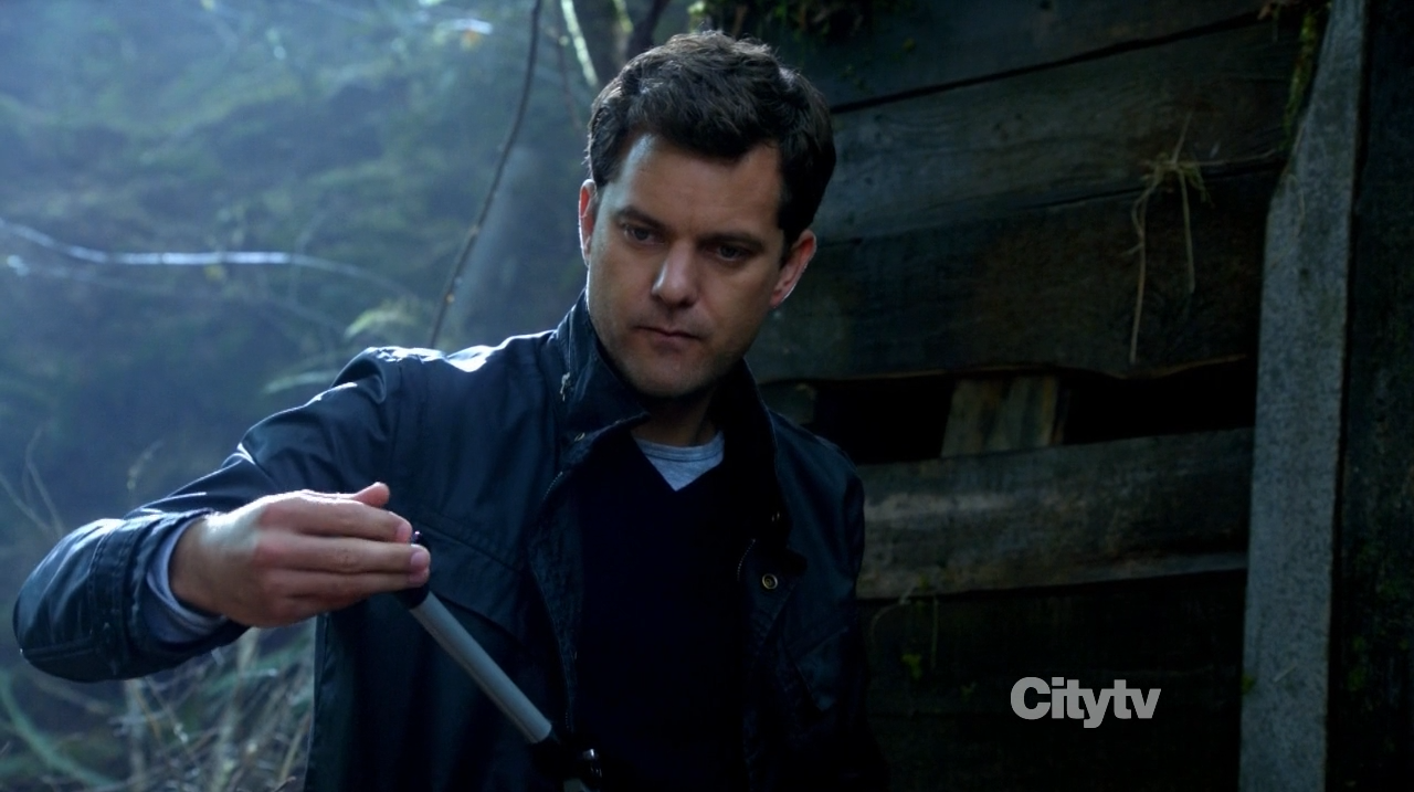 Joshua Jackson as Peter Bishop eating an apple - Fringe The Recordist review