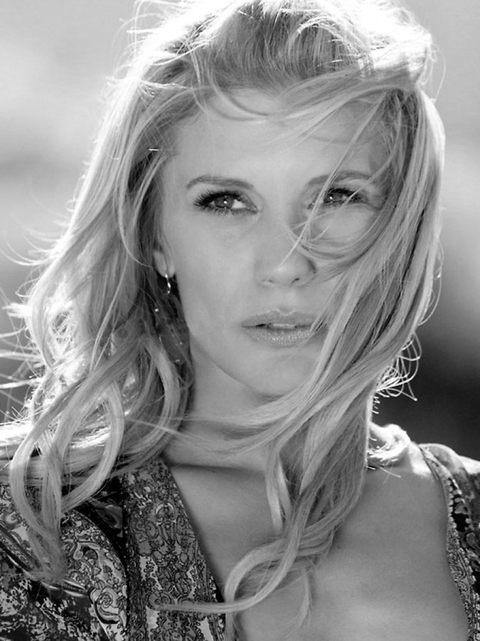 Acting Outlaws 2018 Calendar Katee Sackhoff and Tricia Helfer get