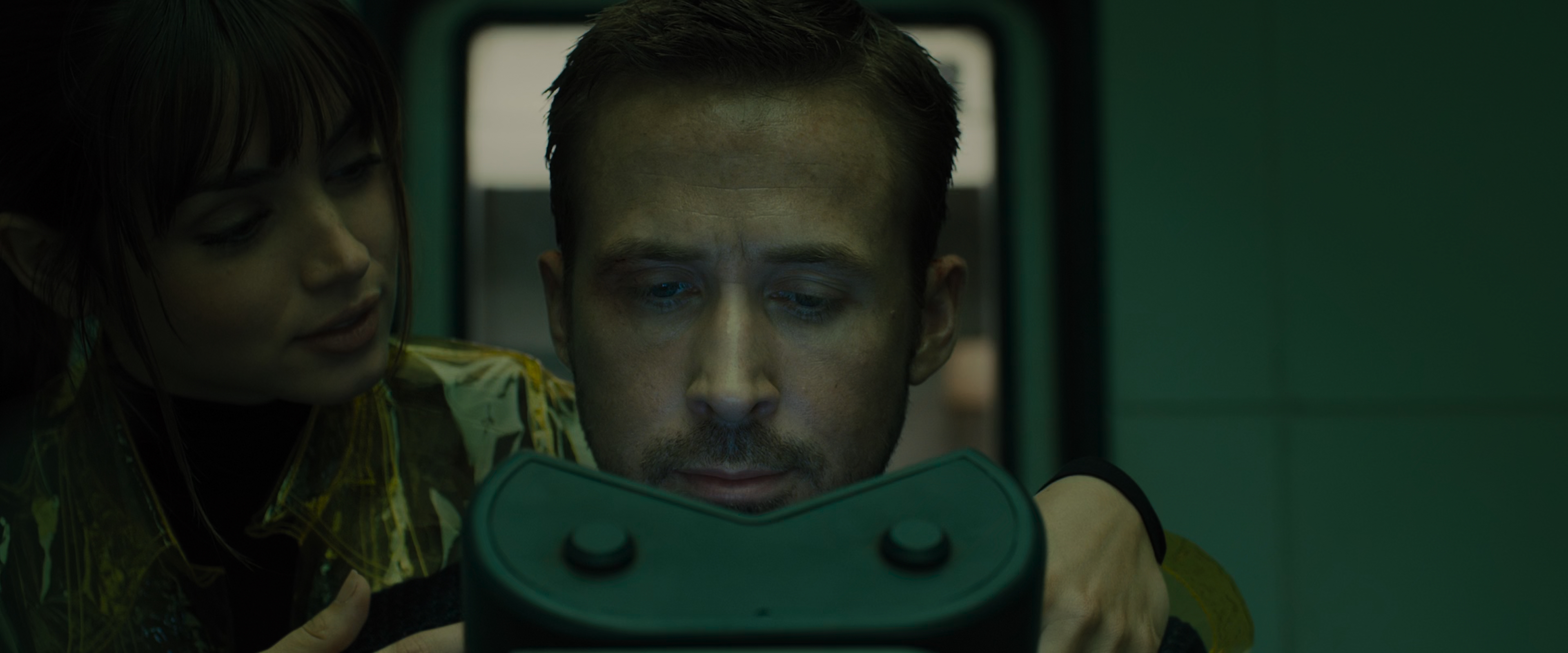 K-Ryan-Gosling-and-Joi-Ana-de-Armas-at-the-DNA-machine
