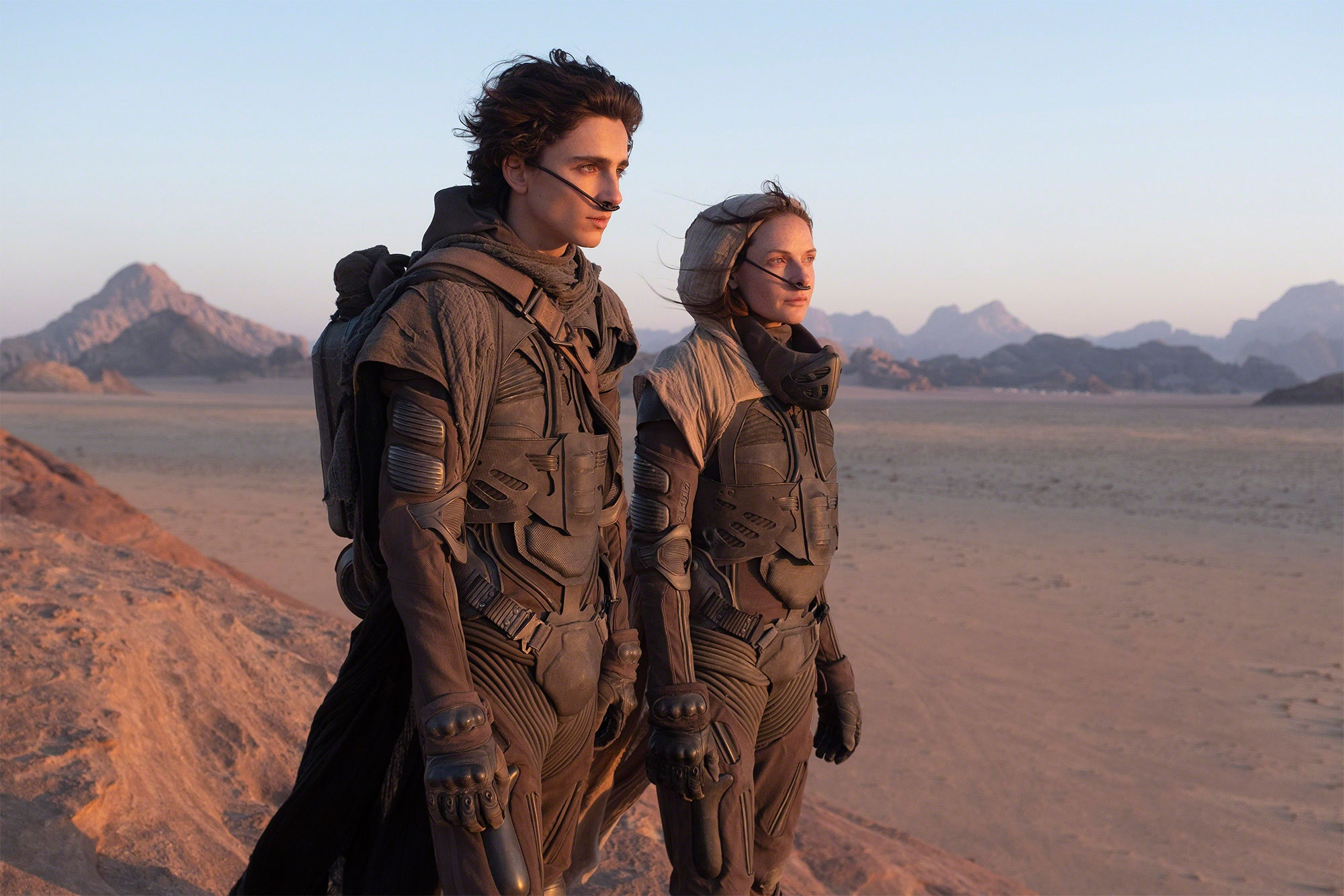 Dune-2020-Timothee-Chalamet-as-Paul-and-Rebecca-Ferguson-as-Lady-Jessica