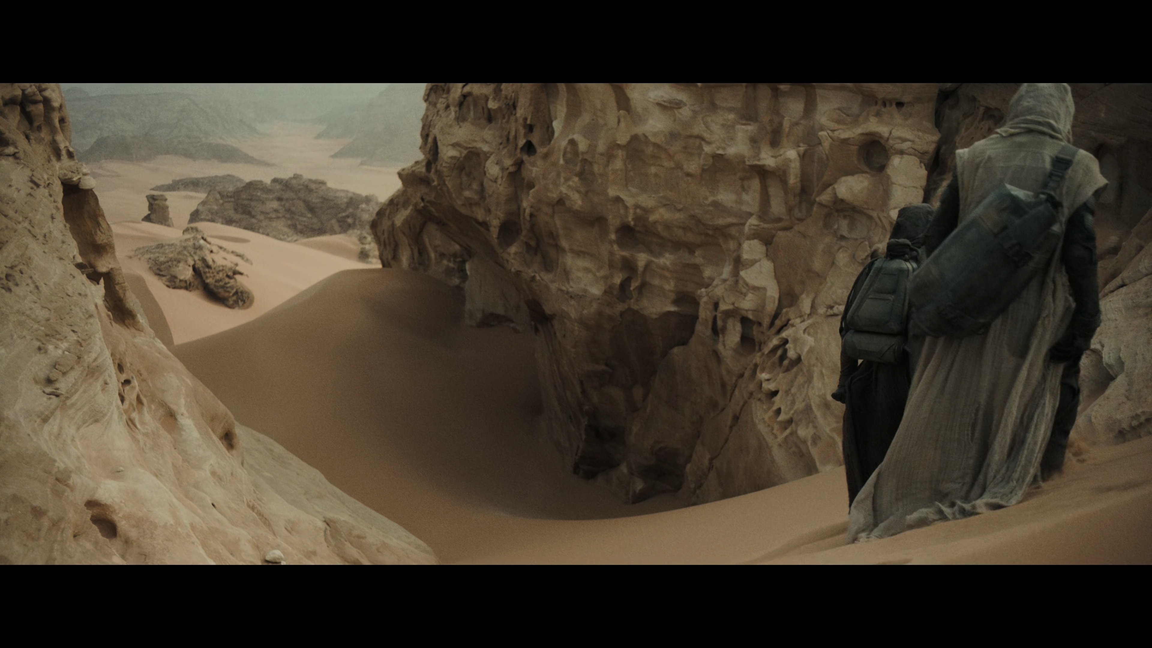 Dune-2021-Jessica-and-Paul-walking-through-the-desert