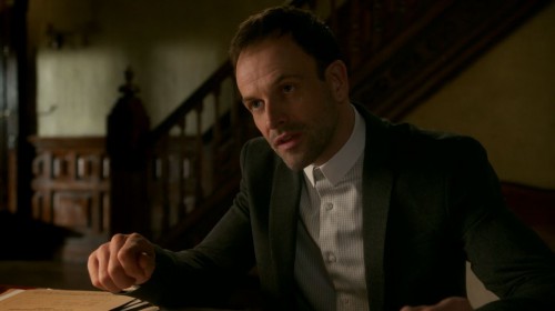 Jonny Lee Miller as Sherlock Holmes. Elementary S4Ep14 Who Is That Masked Man Review