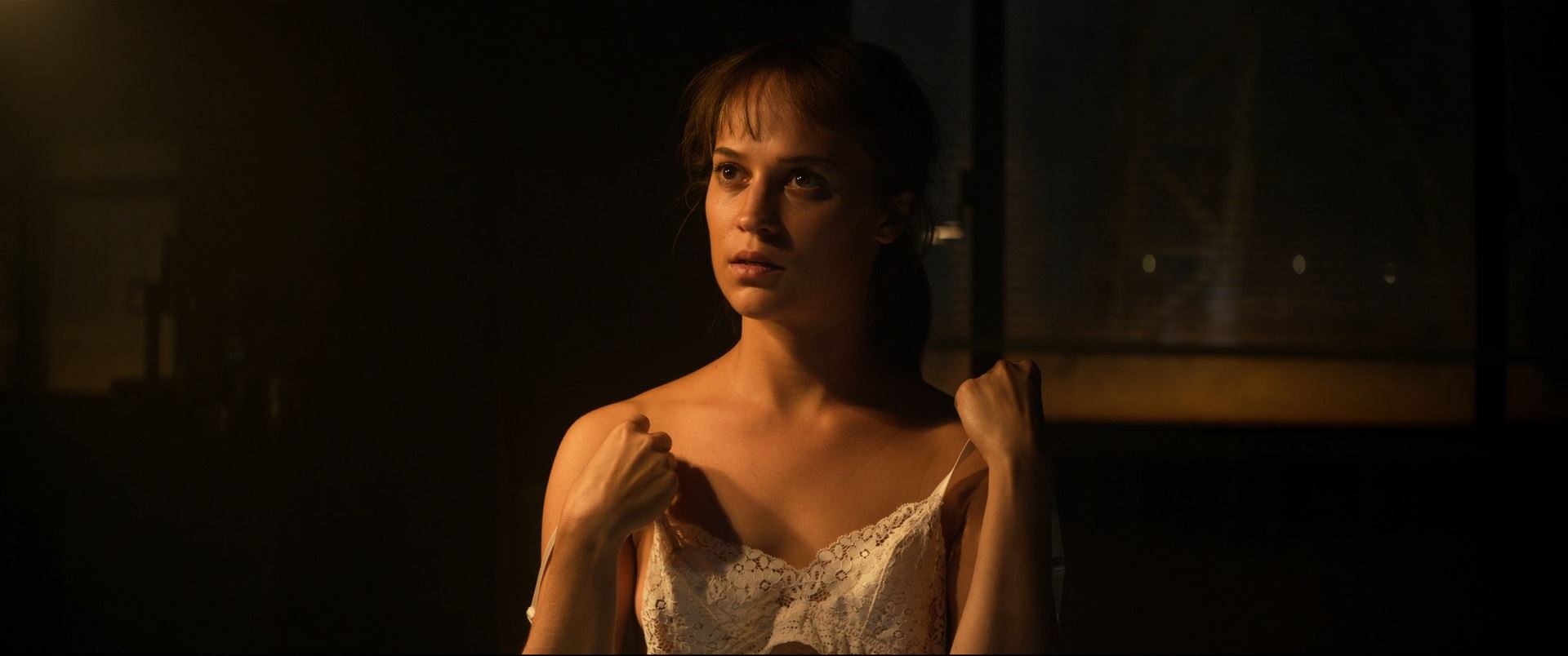 Earthquake Bird Alicia Vikander stripping down